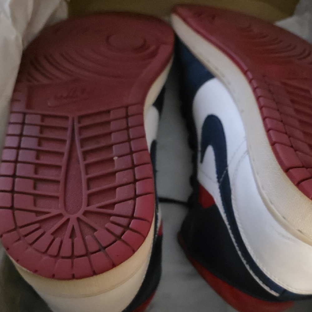 Size 10.5 Jordan Air Jordan 1 Mid SE White and University Red - Picture 5 of 9